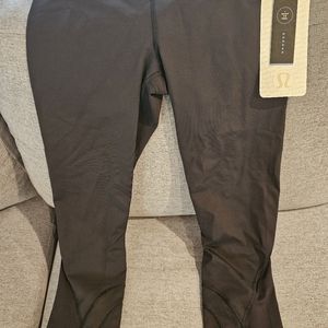 Lululemon leggings run: inspire Crop ll. black size 4 . Three- pocket waistband